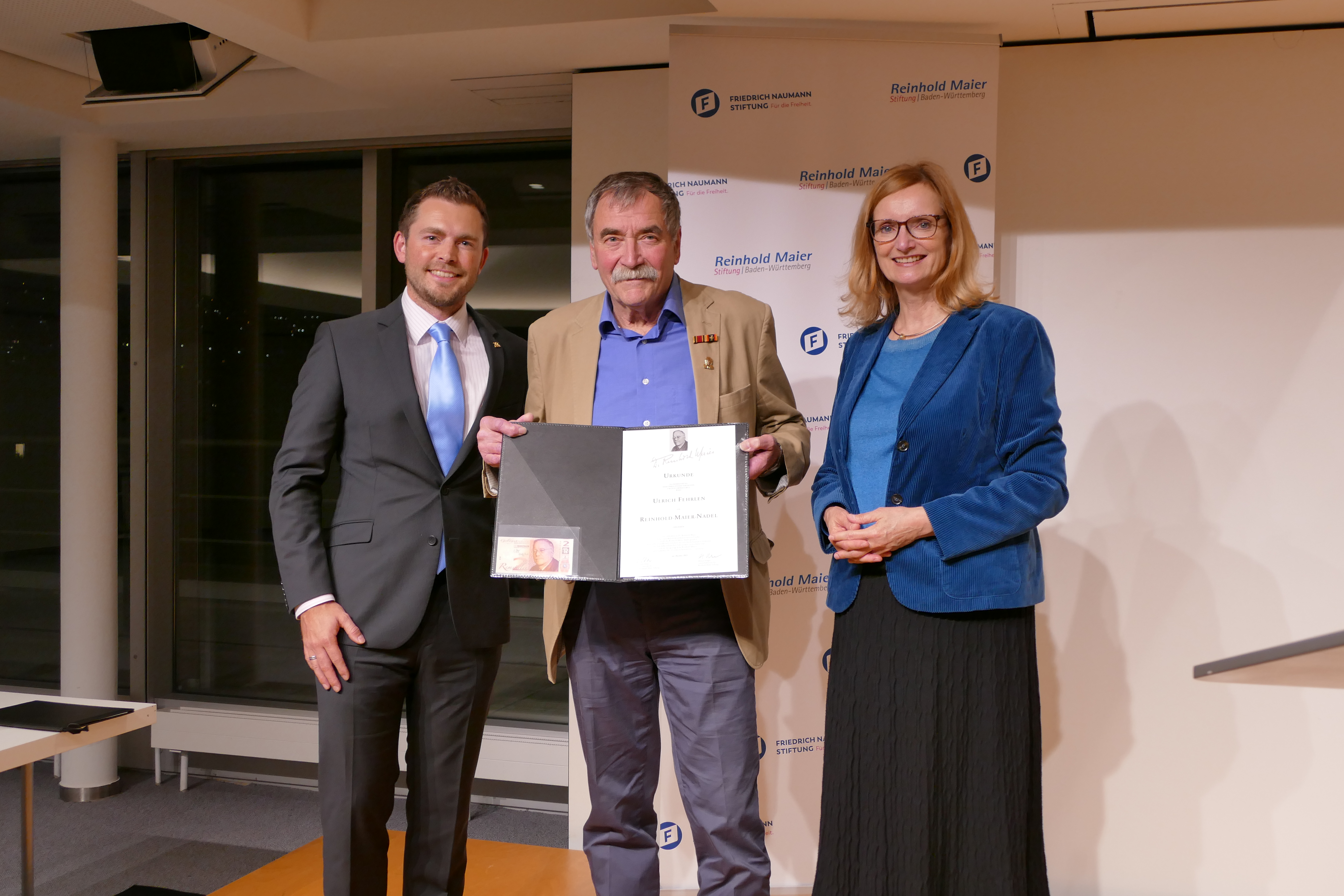 Die beiden langjährigen Stadträten Jürgen und Roland Erndle aus Donaueschingen wurden für ihr kommunalpolitisches Engagement mit der Reinhold-Maier-Nadel ausgezeichnet. Im Bild von links nach rechts: Niko Reith MdL, Roland Erndle, Jürgen Erndle