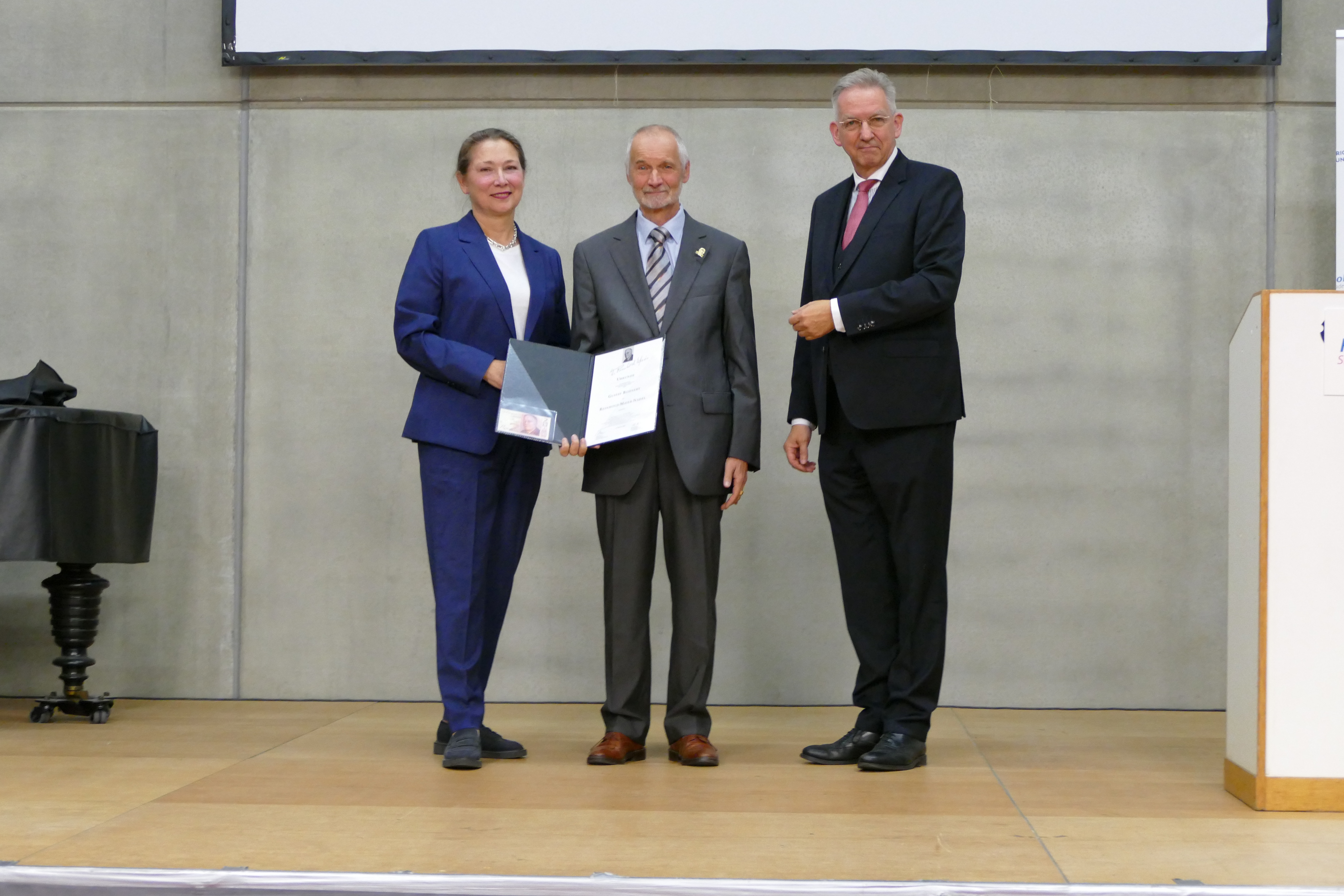 Für sein kommunalpolitisches Engagement wurde der Remsecker Stadtrat Gustav Bohnert mit der Reinhold-Maier-Nadel ausgezeichnet.