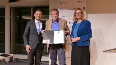 Die beiden langjährigen Stadträten Jürgen und Roland Erndle aus Donaueschingen wurden für ihr kommunalpolitisches Engagement mit der Reinhold-Maier-Nadel ausgezeichnet. Im Bild von links nach rechts: Niko Reith MdL, Roland Erndle, Jürgen Erndle