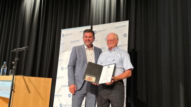 Für sein kommunalpolitisches Engagement wurde der Remsecker Stadtrat Gustav Bohnert mit der Reinhold-Maier-Nadel ausgezeichnet.